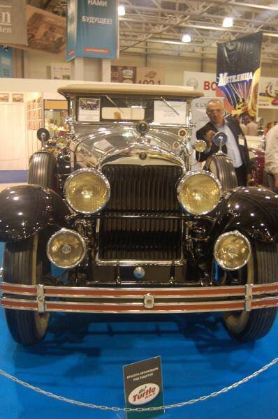 Oldtimer 06 2: чёрный ретроавтомобиль с хромом и двумя парными фарами