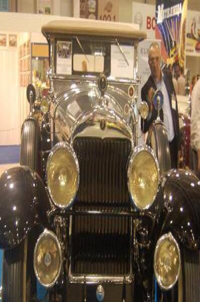 Oldtimer 06 2: чёрный ретроавтомобиль с хромом и двумя парными фарами