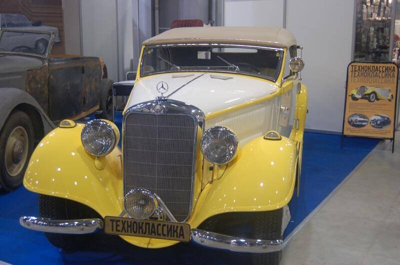 Oldtimer 06 2: желтый Mercedes-Benz с кремовой крышей в зале выставки