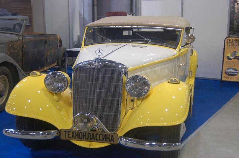 Oldtimer 06 2: желтый Mercedes-Benz с кремовой крышей в зале выставки