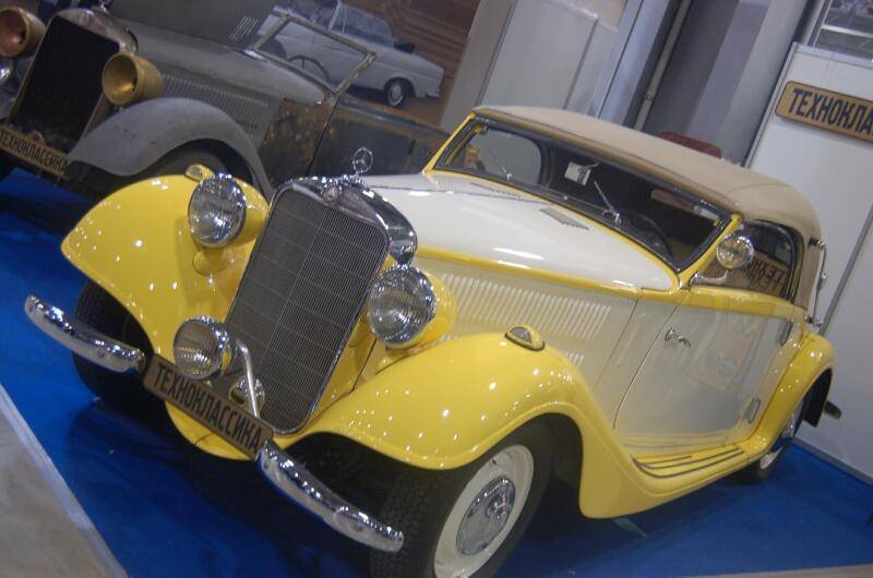 Oldtimer 06 2: желтый кабриолет с «Техноклассика» на бампере