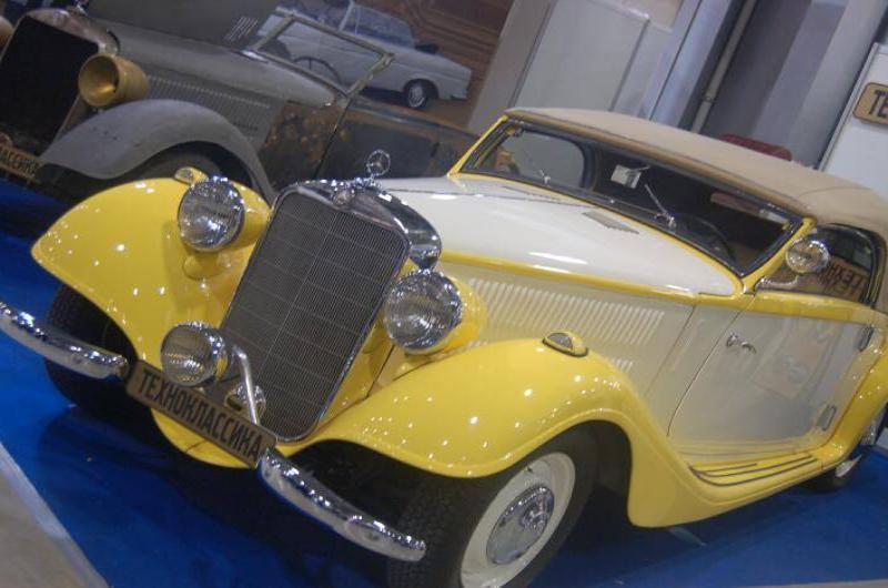Oldtimer 06 2: желтый кабриолет с «Техноклассика» на бампере