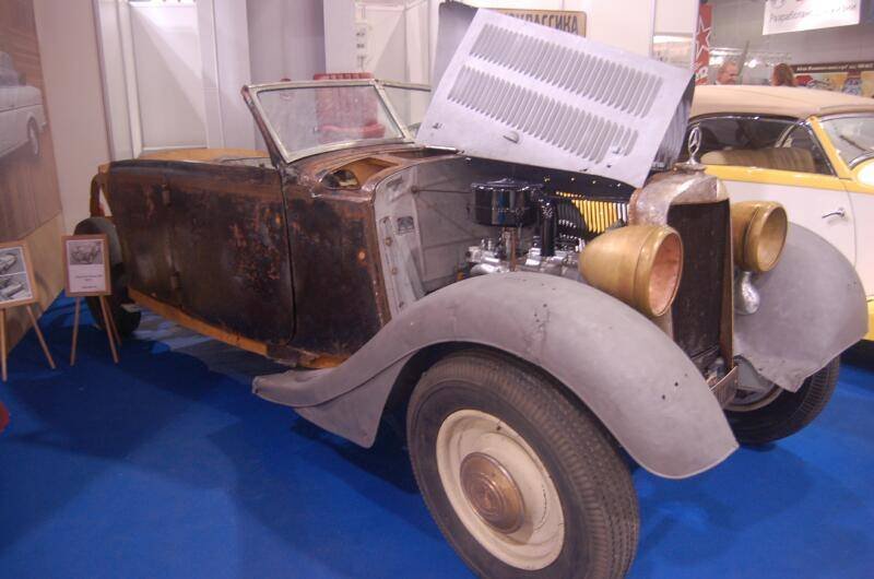 Oldtimer 06 2: ржавый кабриолет с открытым капотом в зале выставки