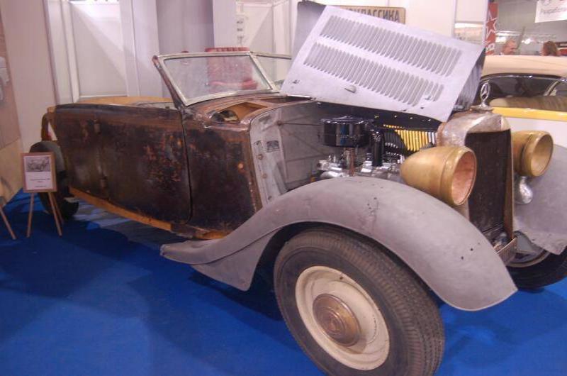 Oldtimer 06 2: ржавый кабриолет с открытым капотом в зале выставки