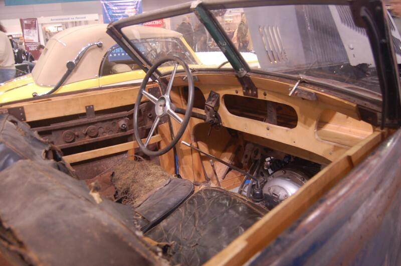 Oldtimer 06 2: разобранная кабина советского автомобиля в выставочном зале