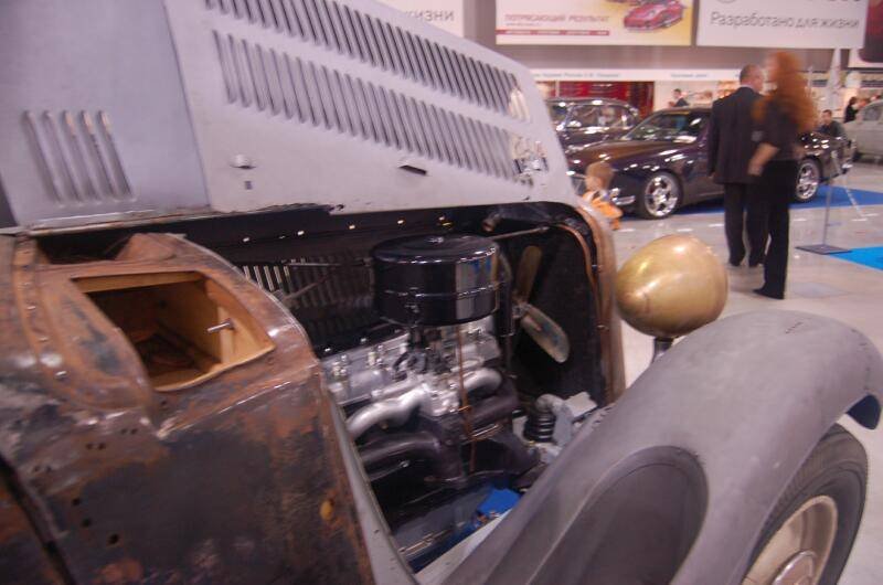 Oldtimer 06 2: ржавый фронт и блестящий двигатель в зале выставки