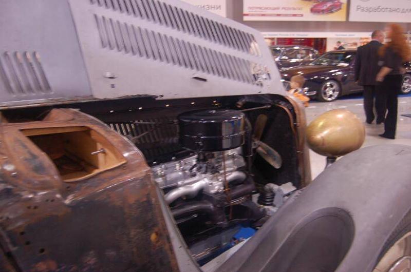 Oldtimer 06 2: ржавый фронт и блестящий двигатель в зале выставки