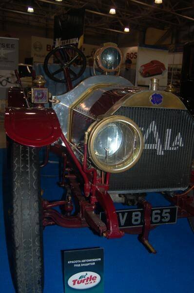 Oldtimer 06 2: красный альфа-ретро с золотым ободом фары и табличкой 'Turtle'