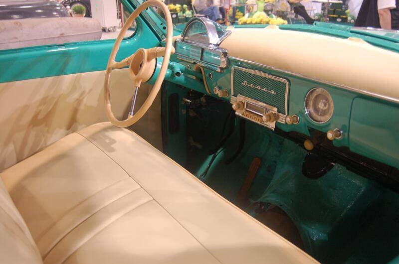 Oldtimer 06 2: бирюзово-кремовый салон «Дакоты» в музейном зале