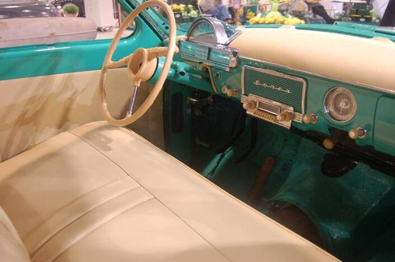Oldtimer 06 2: бирюзово-кремовый салон «Дакоты» в музейном зале