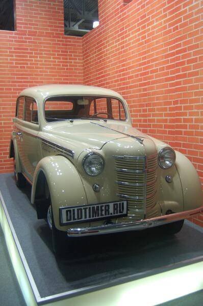 Oldtimer 06 2: бежевый советский автомобиль в кирпичной нише