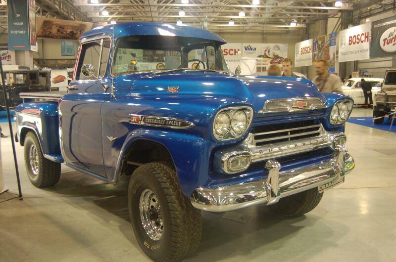 Oldtimer 06 2: синий Chevrolet Apache 1959 года на выставке в Москве