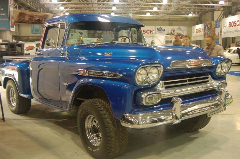 Oldtimer 06 2: синий Chevrolet Apache 1959 года на выставке в Москве