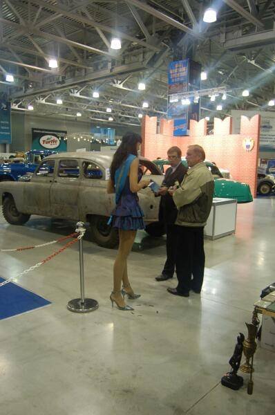 Oldtimer 06 2: ржавый советский автомобиль и посетители на выставке в Москве