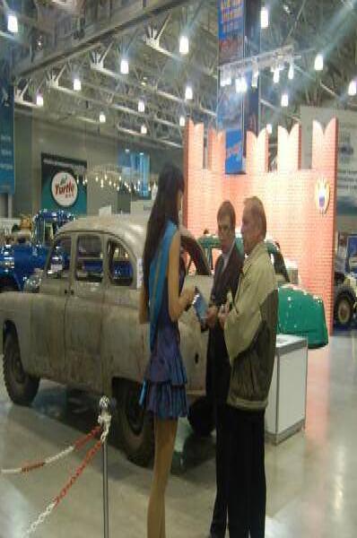 Oldtimer 06 2: ржавый советский автомобиль и посетители на выставке в Москве