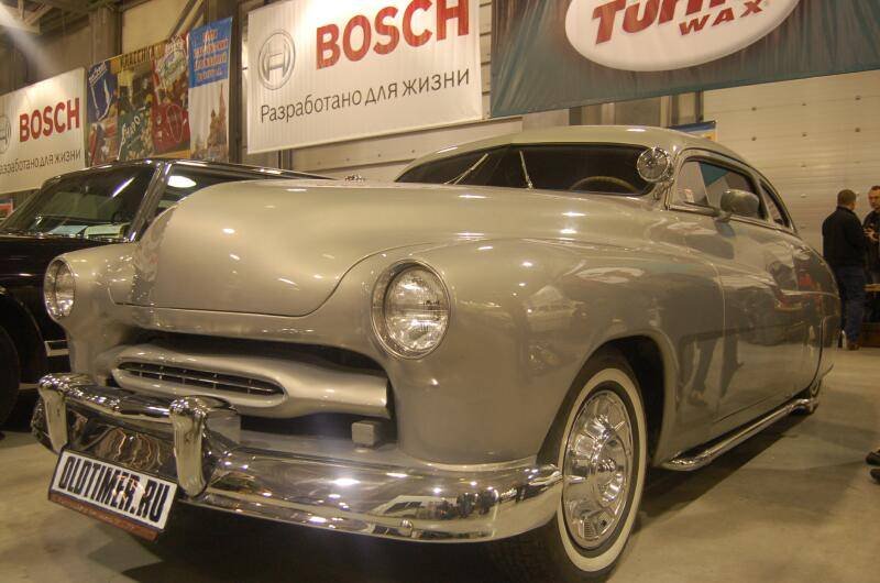 Oldtimer 06 2: серебристый хардтоп 1950-х в зале выставки
