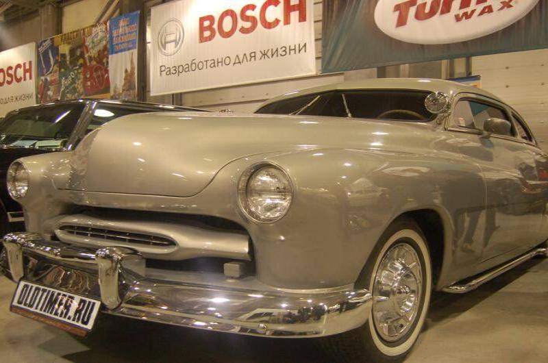 Oldtimer 06 2: серебристый хардтоп 1950-х в зале выставки