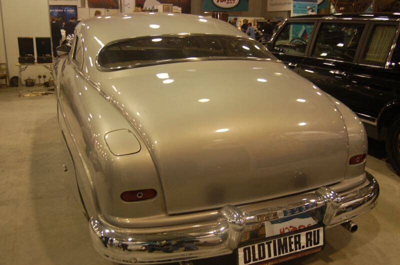 Oldtimer 06 2: серебристый хардтоп на выставке в Москве