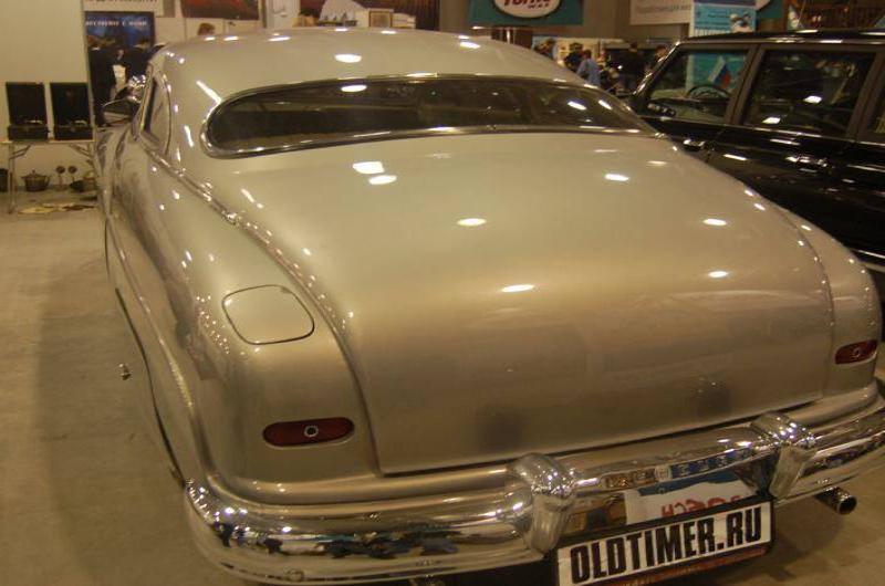 Oldtimer 06 2: серебристый хардтоп на выставке в Москве
