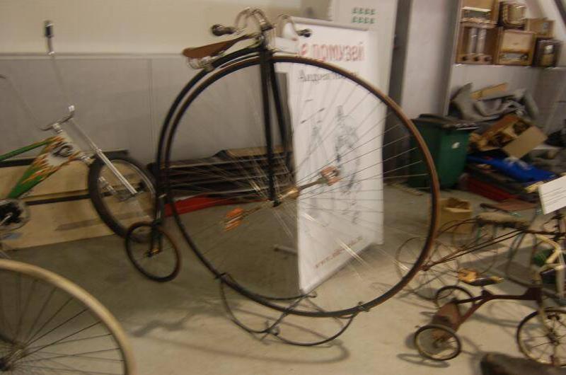 Oldtimer 06 2: велосипед с колесом-гигантом и детским трёхколёсником