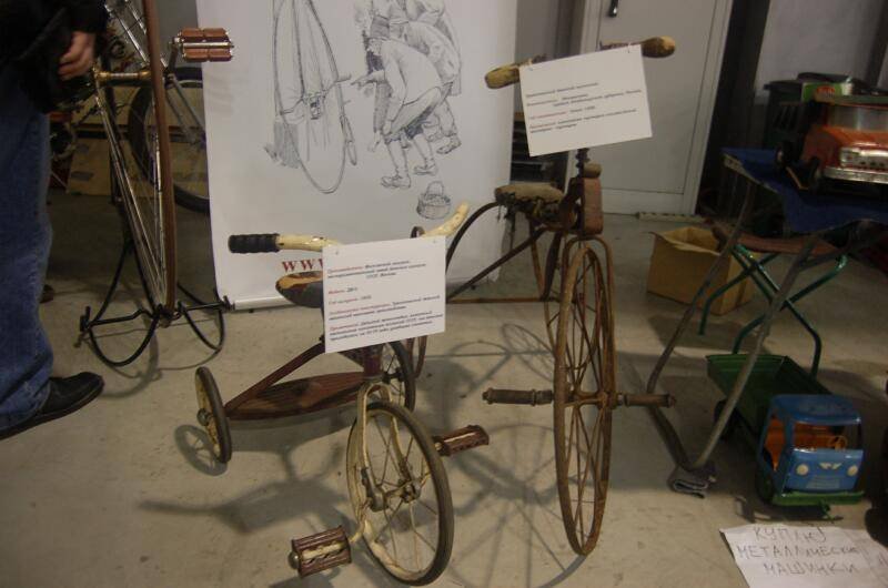 Oldtimer 06 2: ржавые велосипеды и детский трёхколёсный велосипед в зале выставки