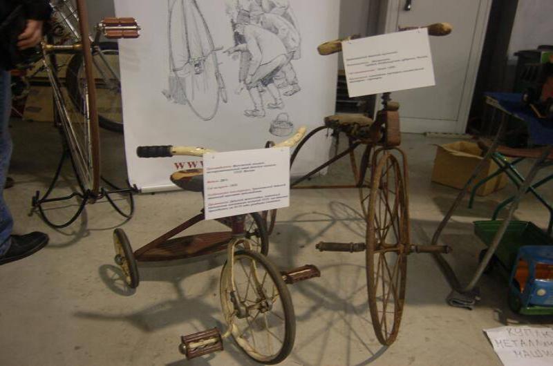 Oldtimer 06 2: ржавые велосипеды и детский трёхколёсный велосипед в зале выставки