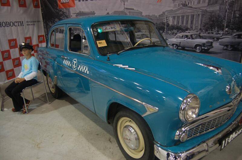 Oldtimer 06 2: голубой «Волга» ГАЗ-21 с таксометровым рисунком в зале выставки