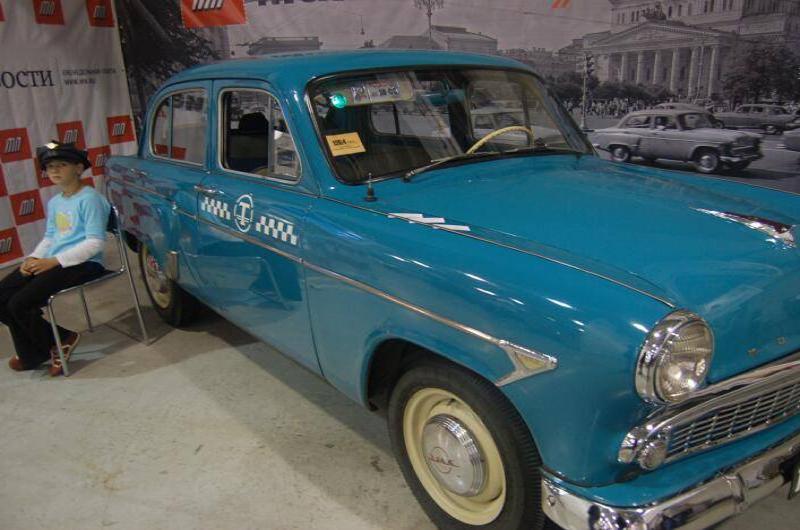 Oldtimer 06 2: голубой «Волга» ГАЗ-21 с таксометровым рисунком в зале выставки