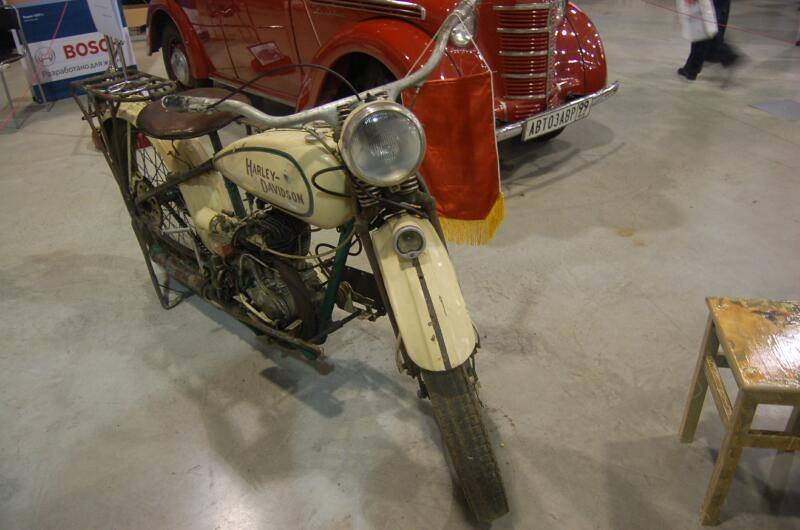 Oldtimer 06 2, Москва: ржавая Harley-Davidson 1950-х у красного авто