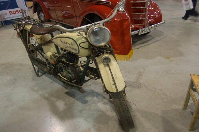 Oldtimer 06 2, Москва: ржавая Harley-Davidson 1950-х у красного авто