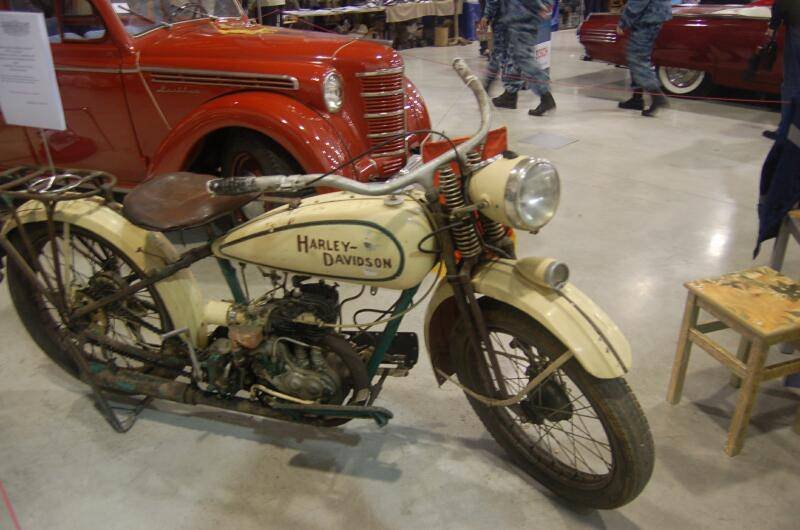 Oldtimer 06 2: мотоцикл Harley-Davidson 1930-х у красного авто