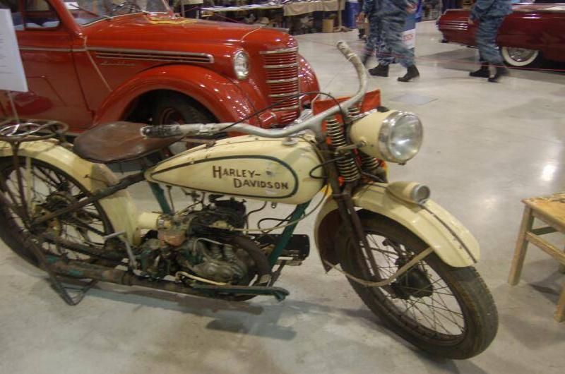 Oldtimer 06 2: мотоцикл Harley-Davidson 1930-х у красного авто