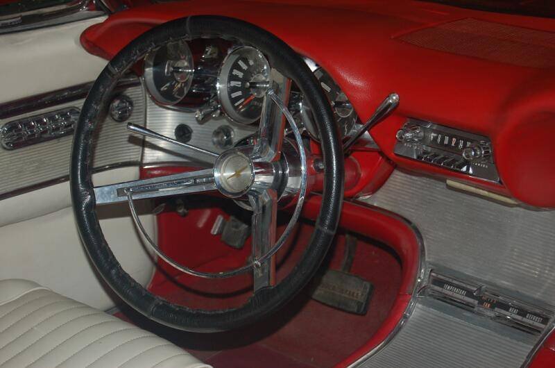 Oldtimer 06 2: красный руль и хром в салоне классического американского авто