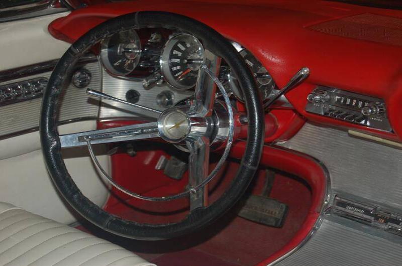 Oldtimer 06 2: красный руль и хром в салоне классического американского авто