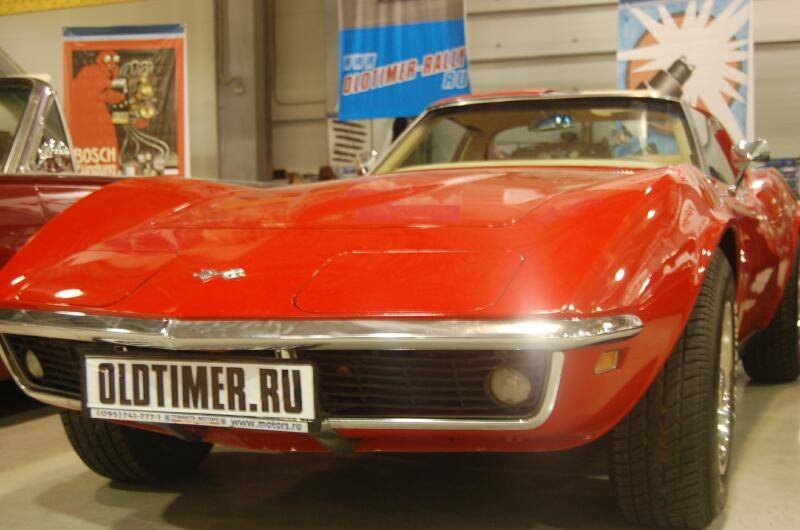 Oldtimer 06 2, Москва: красный корвет на выставке