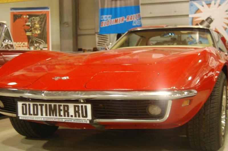 Oldtimer 06 2, Москва: красный корвет на выставке