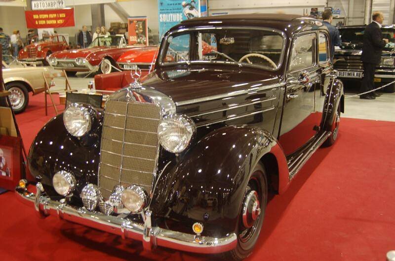 Oldtimer 06 2: чёрный Mercedes-Benz 1938 года на красном ковре