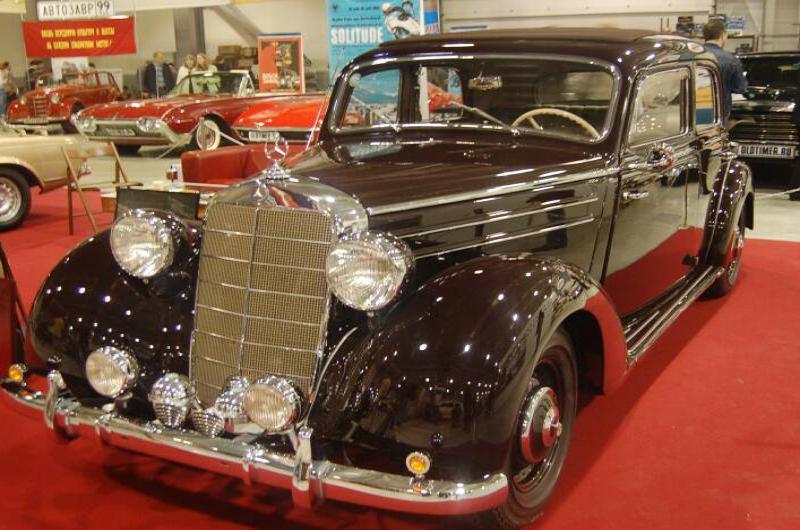 Oldtimer 06 2: чёрный Mercedes-Benz 1938 года на красном ковре