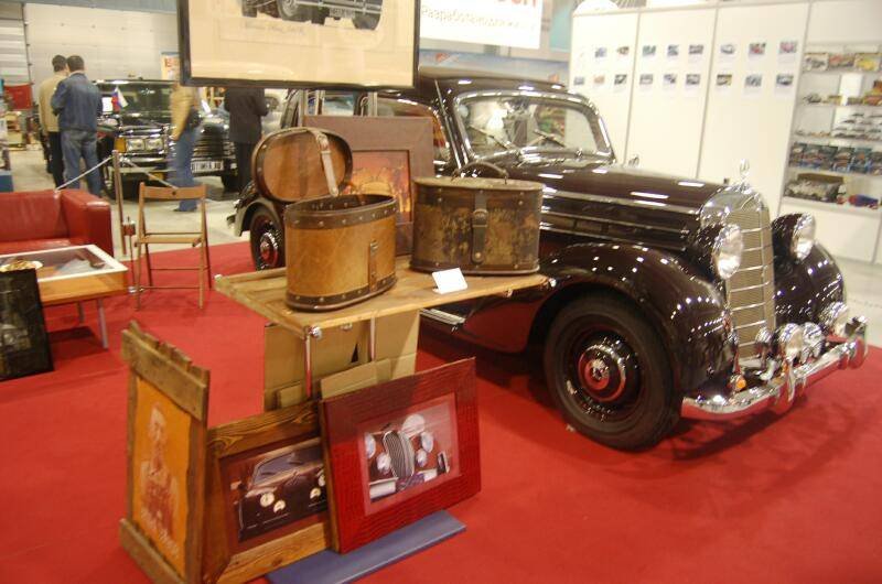 Oldtimer 06 2: чёрный Mercedes-Benz с кожаными чемоданами на красном ковре