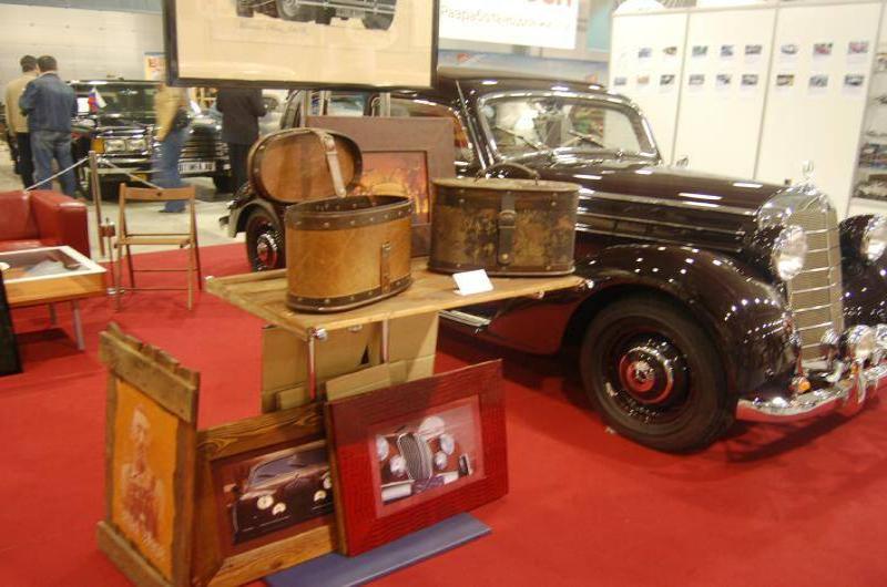 Oldtimer 06 2: чёрный Mercedes-Benz с кожаными чемоданами на красном ковре