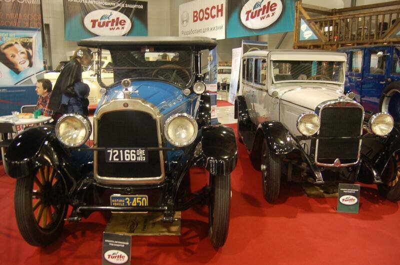 Oldtimer 06 2: синий и белый старинные автомобили на выставке в Москве