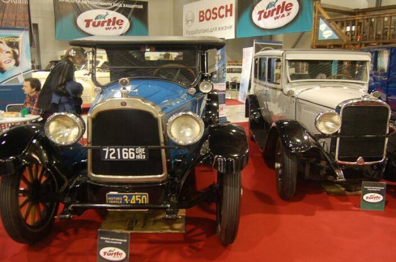Oldtimer 06 2: синий и белый старинные автомобили на выставке в Москве