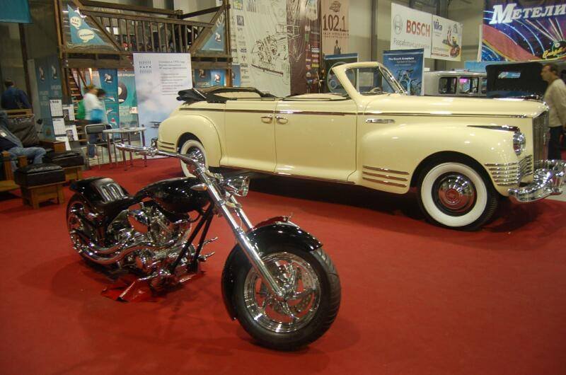 Oldtimer 06 2: кремовый «Паккард» и чёрный харлей на красном ковре