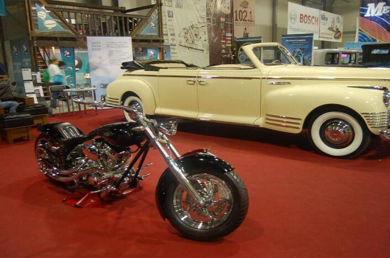 Oldtimer 06 2: кремовый «Паккард» и чёрный харлей на красном ковре