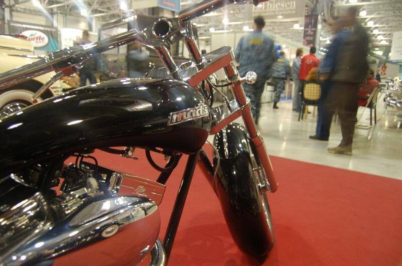 Oldtimer 06 2: черный мотоцикл с надписью 'mads' на выставке в Москве