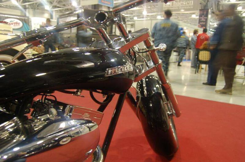 Oldtimer 06 2: черный мотоцикл с надписью 'mads' на выставке в Москве