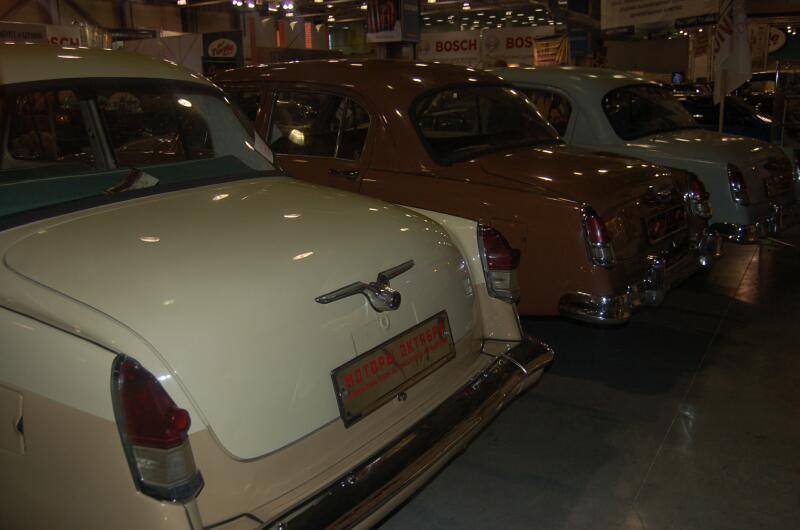 Oldtimer 06 2: ряд советских автомобилей в зале выставки