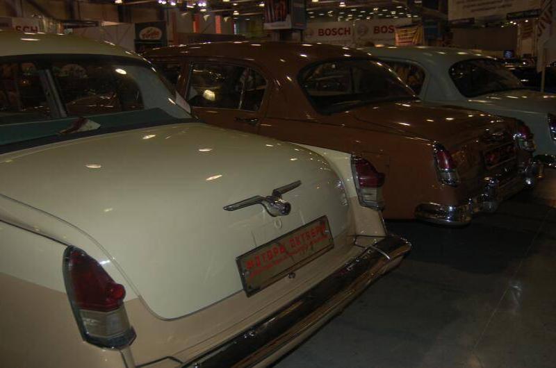 Oldtimer 06 2: ряд советских автомобилей в зале выставки