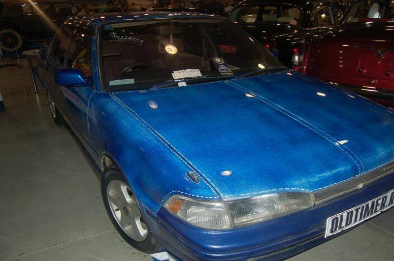 Oldtimer 06 2: синий седан с джинсовой крышкой капота