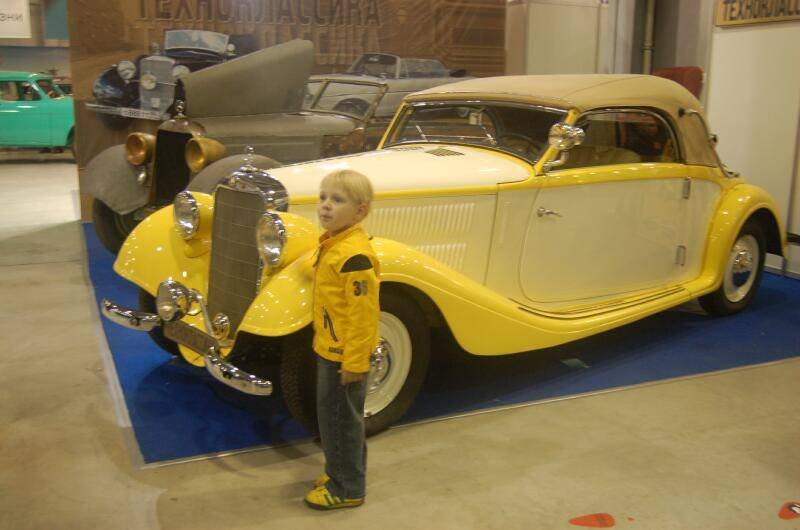 Oldtimer 06 2, Москва: желтый Mercedes-Benz 1930-х с мальчиком у борта